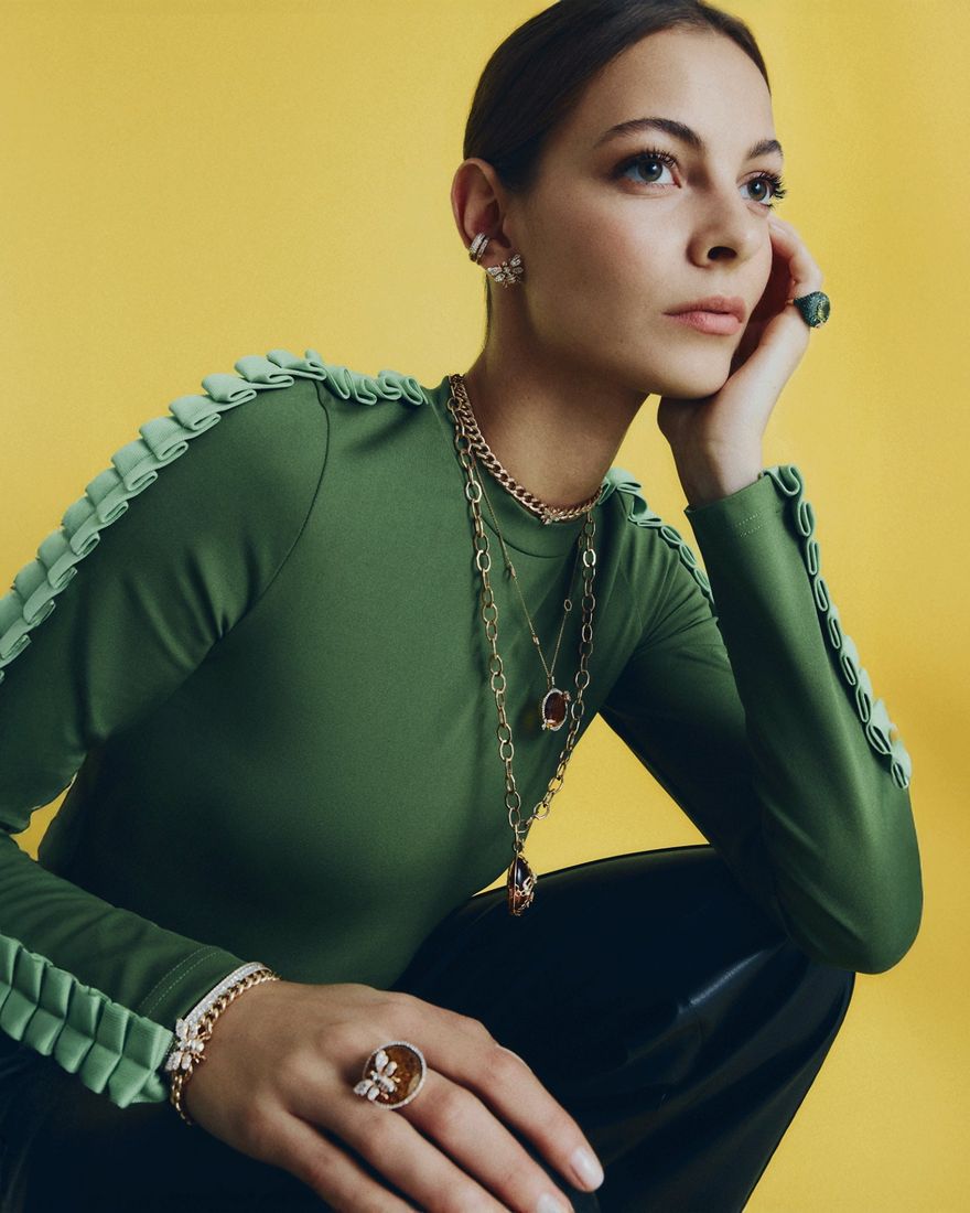 Arı motifli Bee Goddess mücevherleri takan model