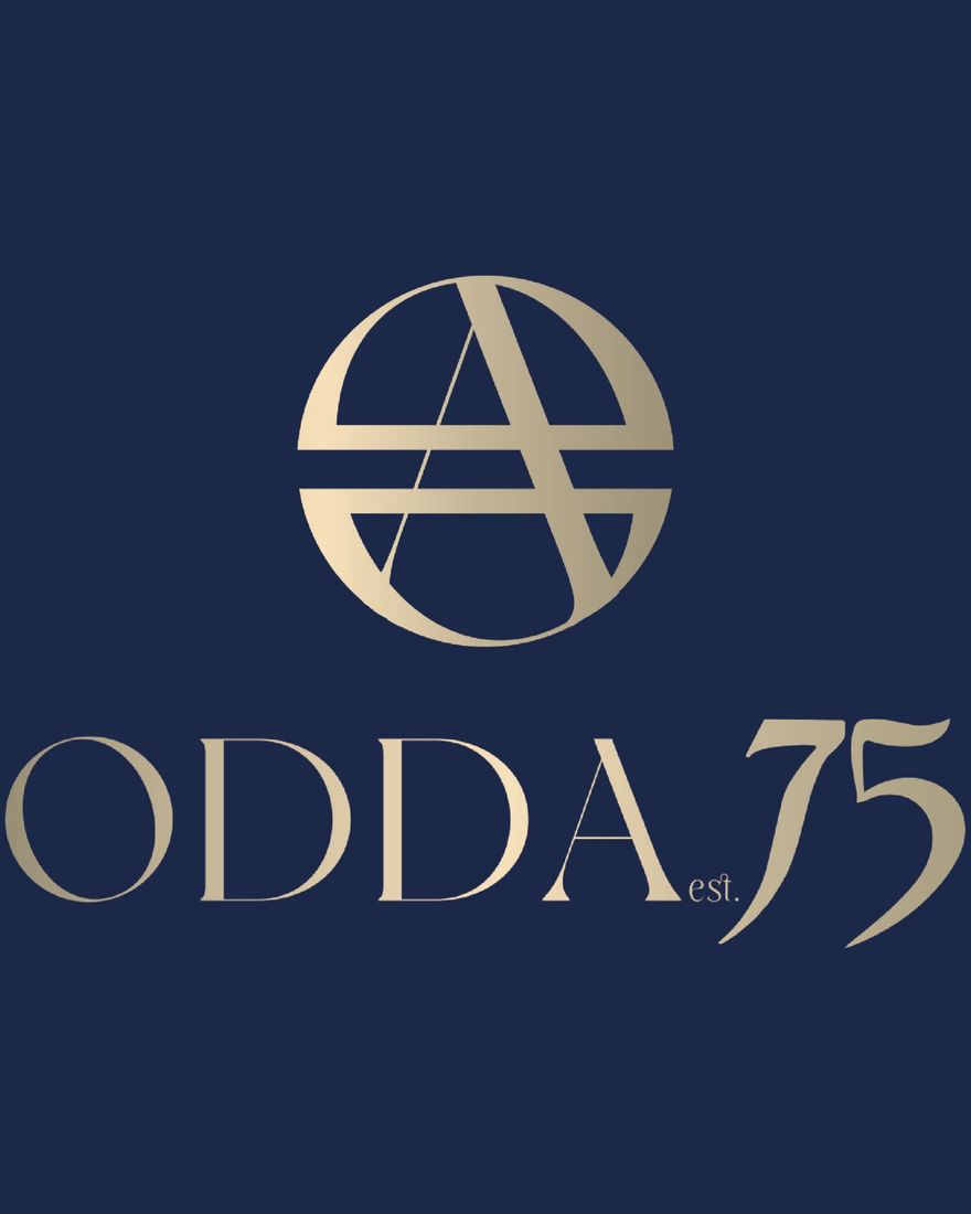 Lacivert zemin üzerinde altın ODDA75 amblemi