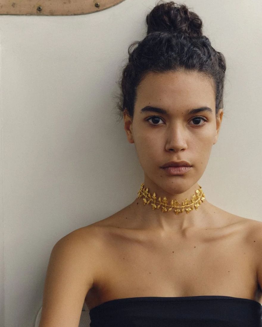 Altın yaprak formlu Peracas choker takan model