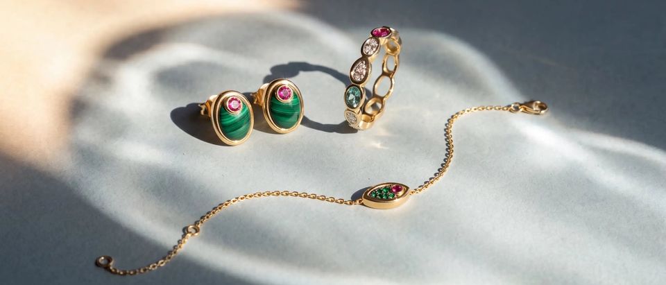 Işık oyunları arasında renkli taşlı küpe, yüzük ve bileklik