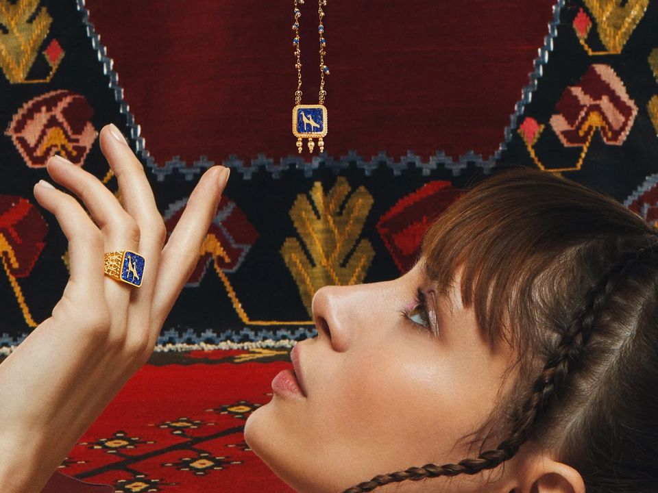Kilim önünde lapis lazuli mücevherler takan model