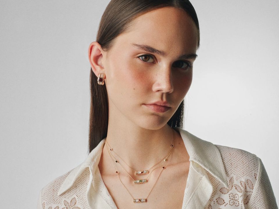 Peridot taşlı kolye takan model