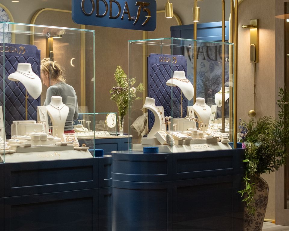 ODDA75 Swissôtel Çeşme mağazasında lacivert ve altın vitrinler
